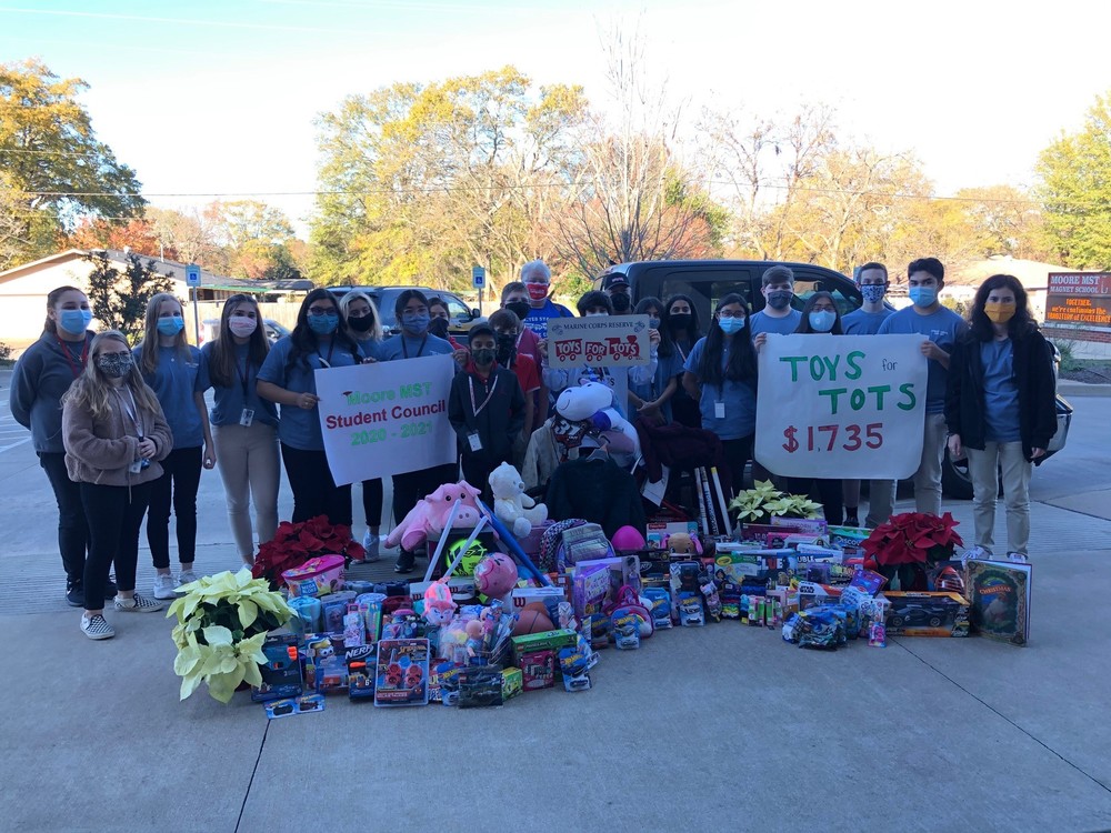 Moore MST Magnet School student council brings Christmas cheer to the community