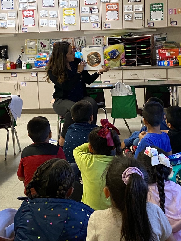 Ms. Nadia de la Cruz from theTyler ISD Bilingual department reading to a first grade class